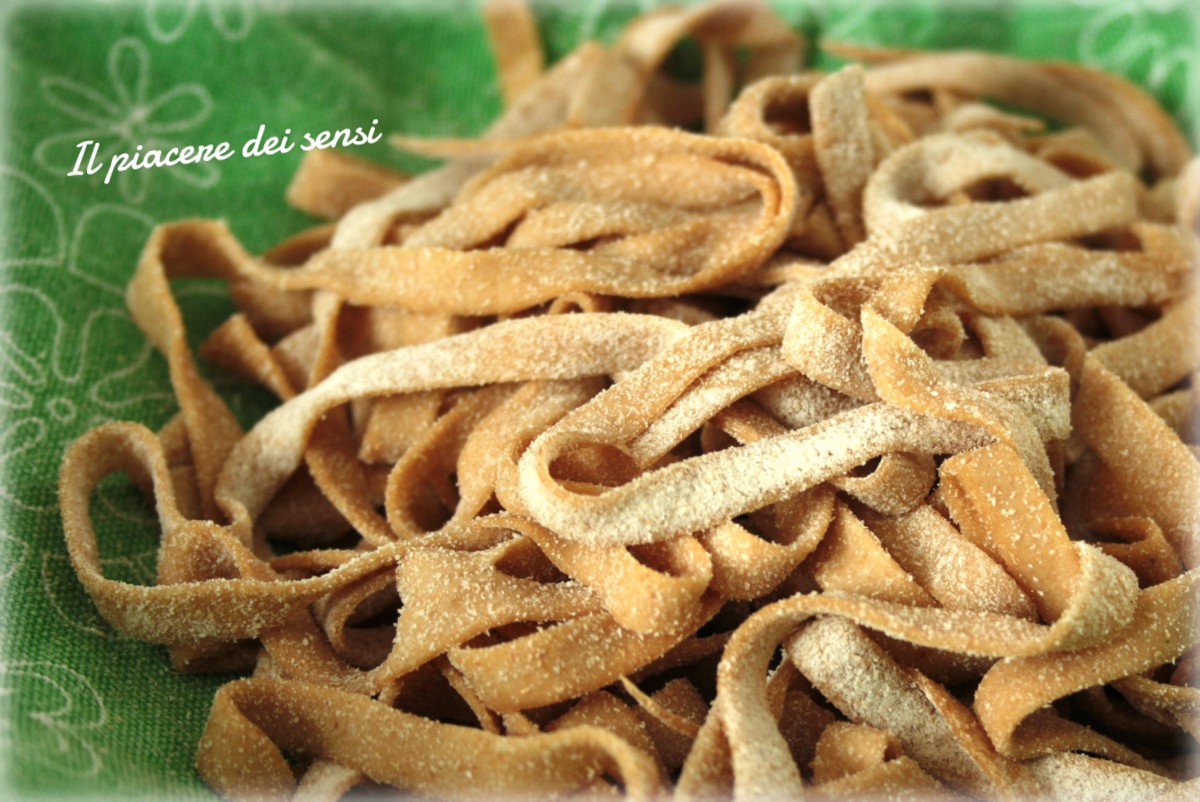 Tagliatelle alla liquirizia con carpaccio di gambero, zucca e melograno
